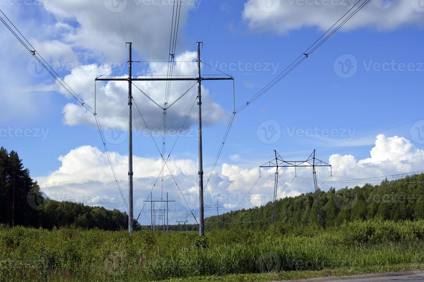 la línea de alta tensión está ubicada en el campo. poste eléctrico energizado. Línea eléctrica. foto