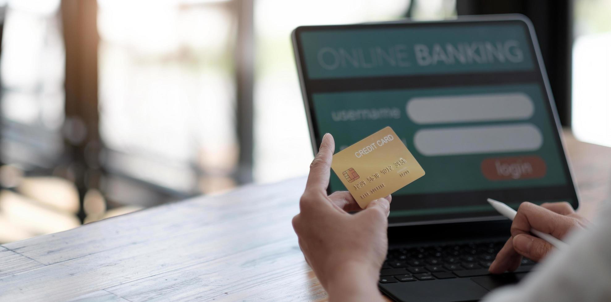 Pago en línea, manos de mujer sosteniendo una tarjeta de crédito y usando una computadora portátil para compras en línea con tono de filtro vintage foto