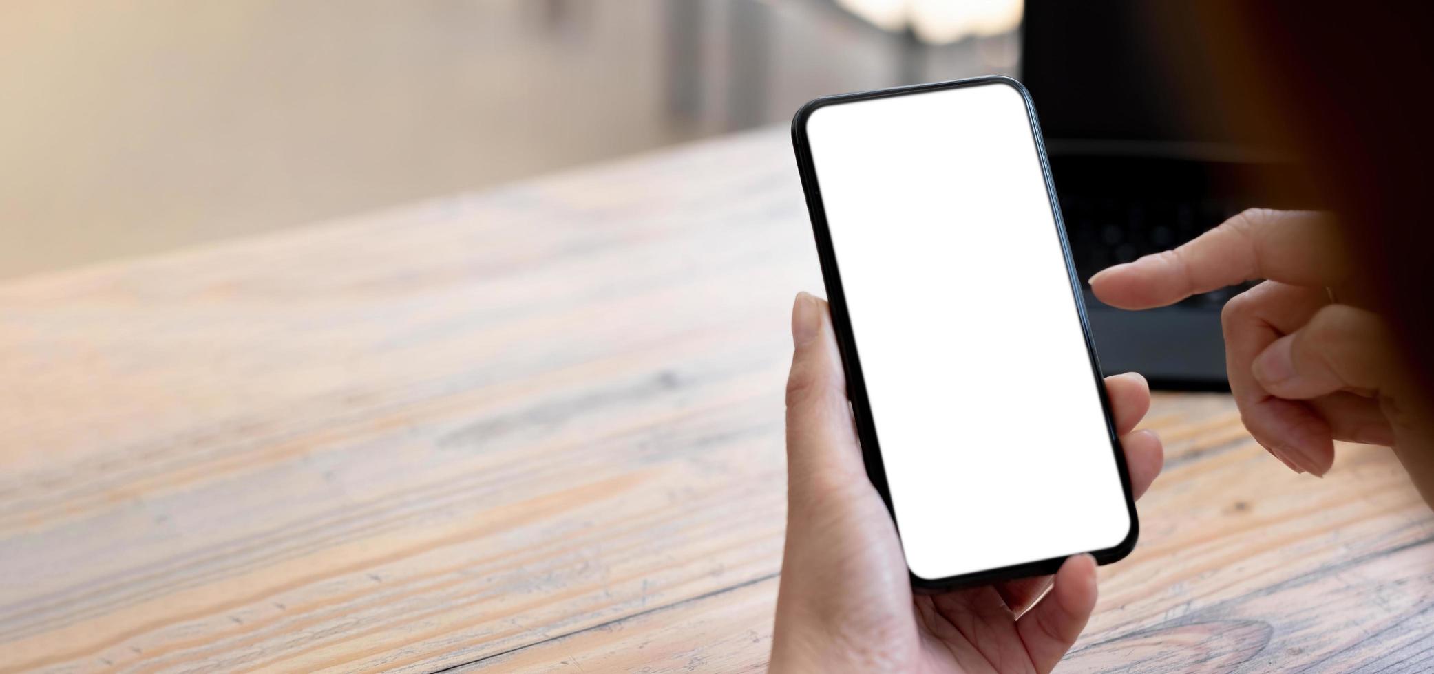 mujer con smartphone. teléfono móvil de pantalla en blanco para montaje de visualización gráfica. foto