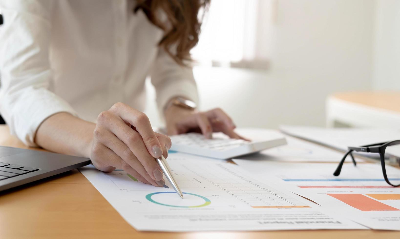 mujer de negocios que trabaja con gráfico de negocios en la oficina, concepto de informe financiero. foto