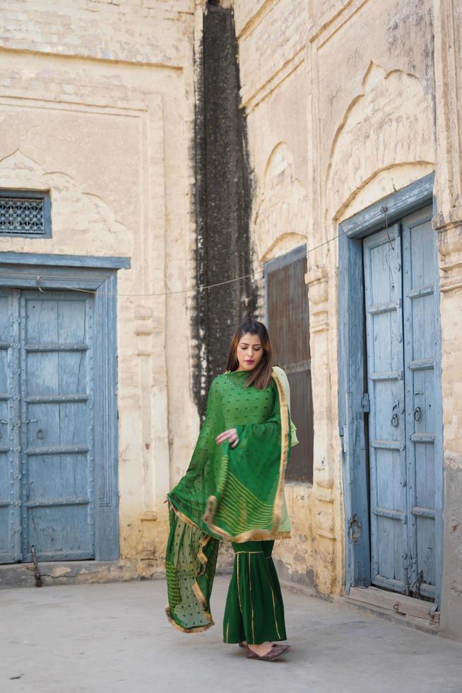 chica con traje verde foto