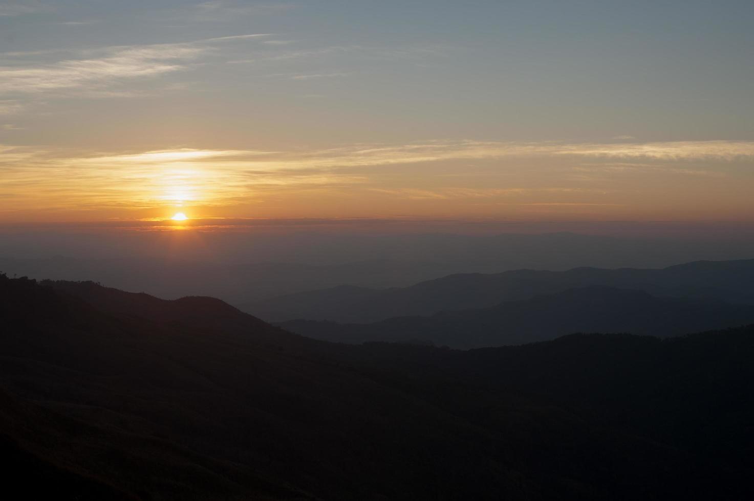 hermoso paisaje amanecer naturaleza fondo montañas y cielo color dorado foto