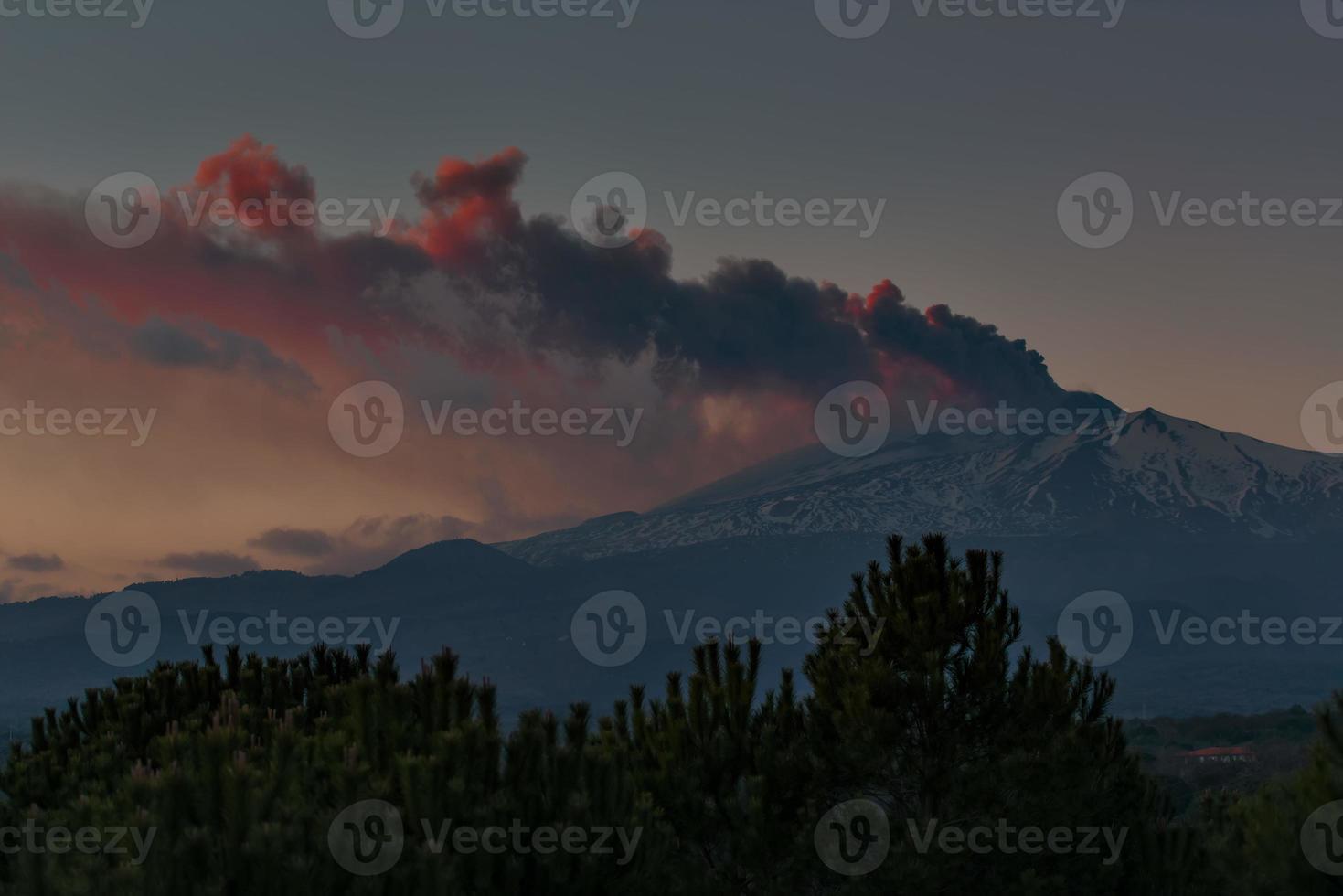 Poderosa erupción del monte Etna en Sicilia, Italia foto