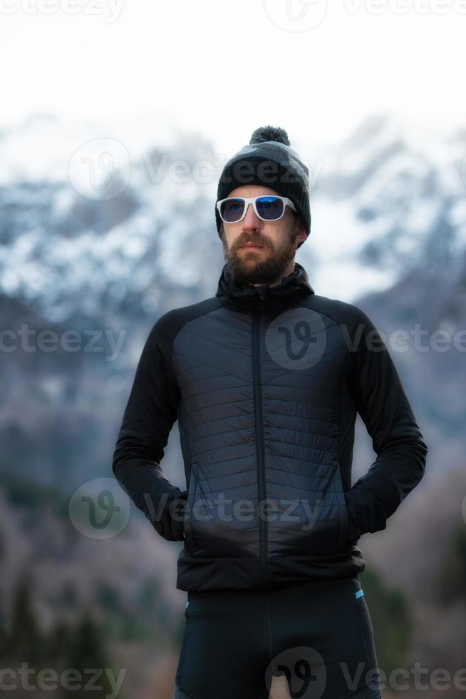 Hombre con barba retrato alpinista solo las montañas foto