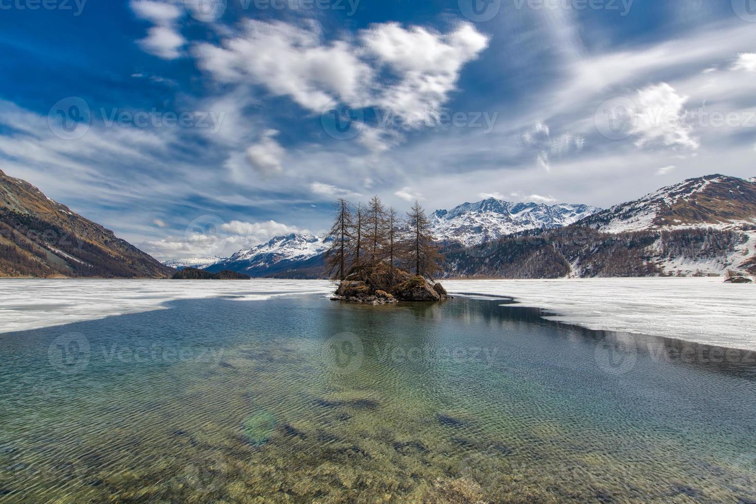 deshielo en el lago de los alpes suizos. pequeño islote foto