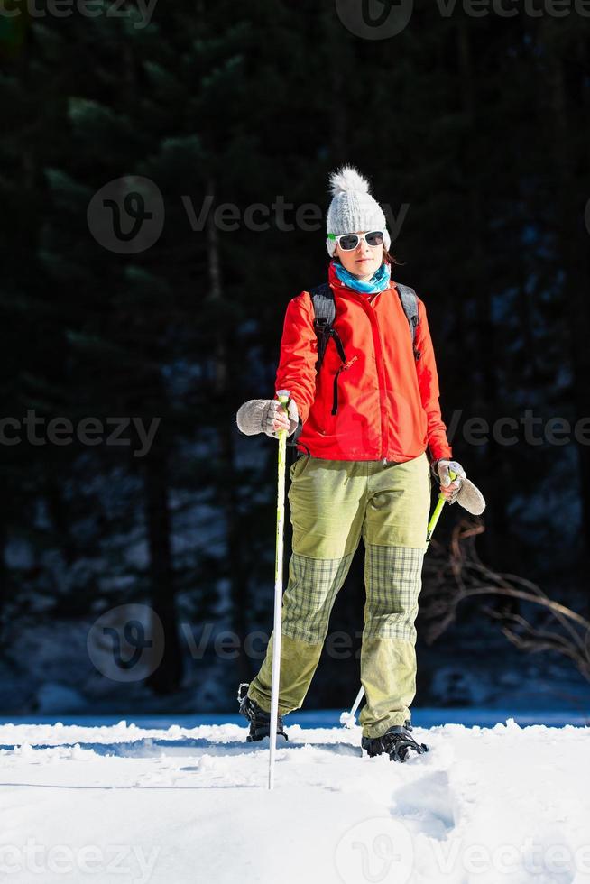 caminar en la nieve en la primavera. una mujer foto