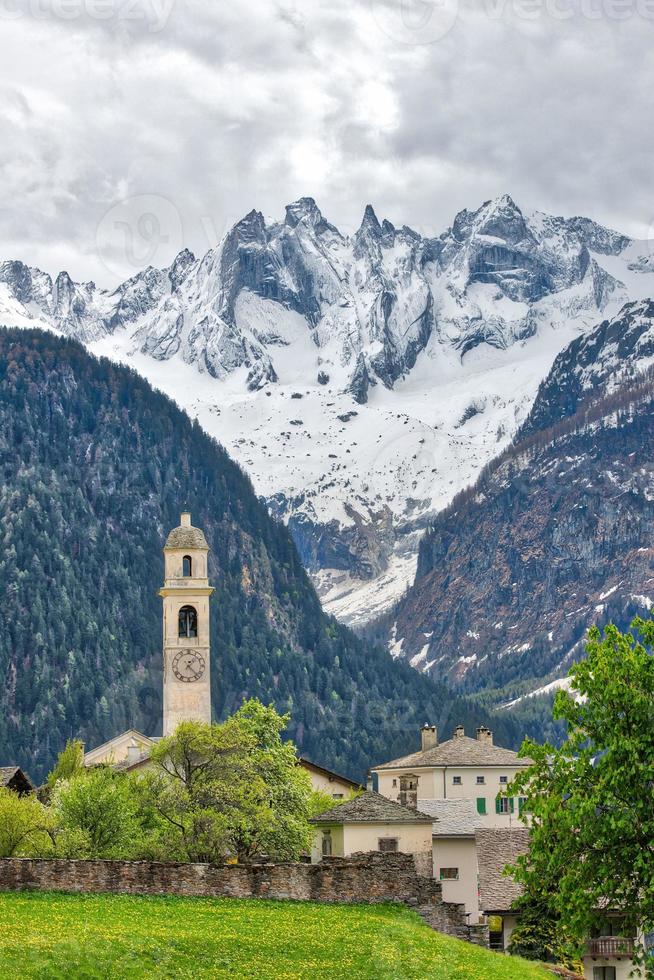 soglio. pueblo de los alpes suizos. en el valle de bregaglia, cantón de los grisones foto