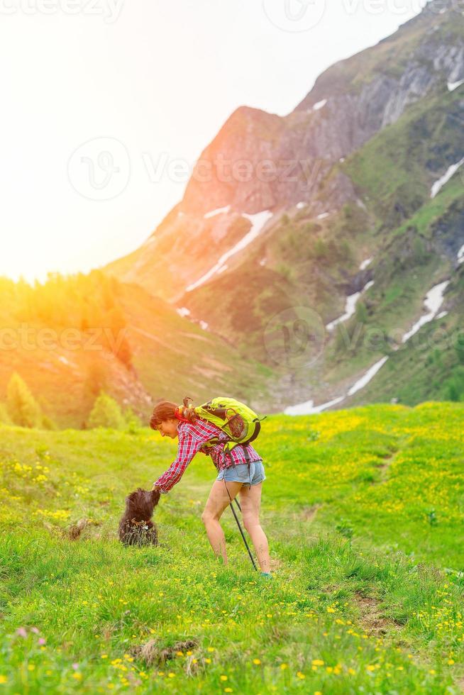 niña jugando con su perro foto