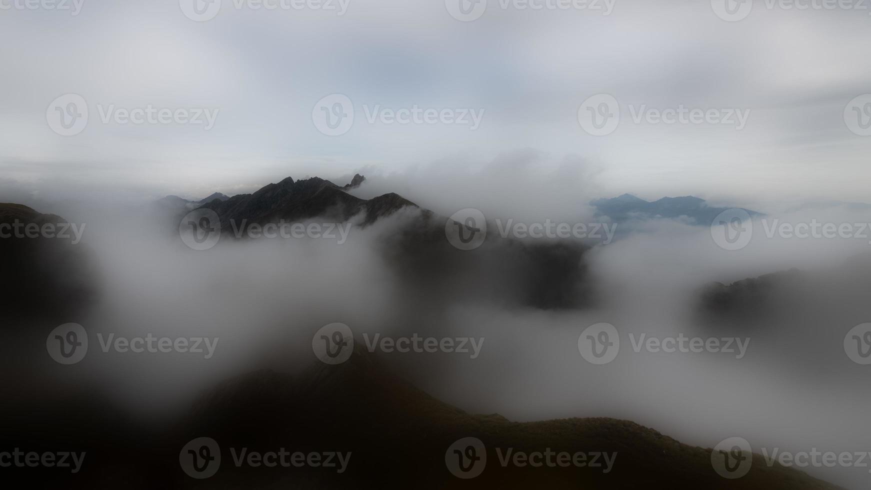 juego de nube de montaña de larga exposición foto