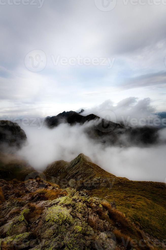 paisaje de montaña con nubes alrededor de los picos foto