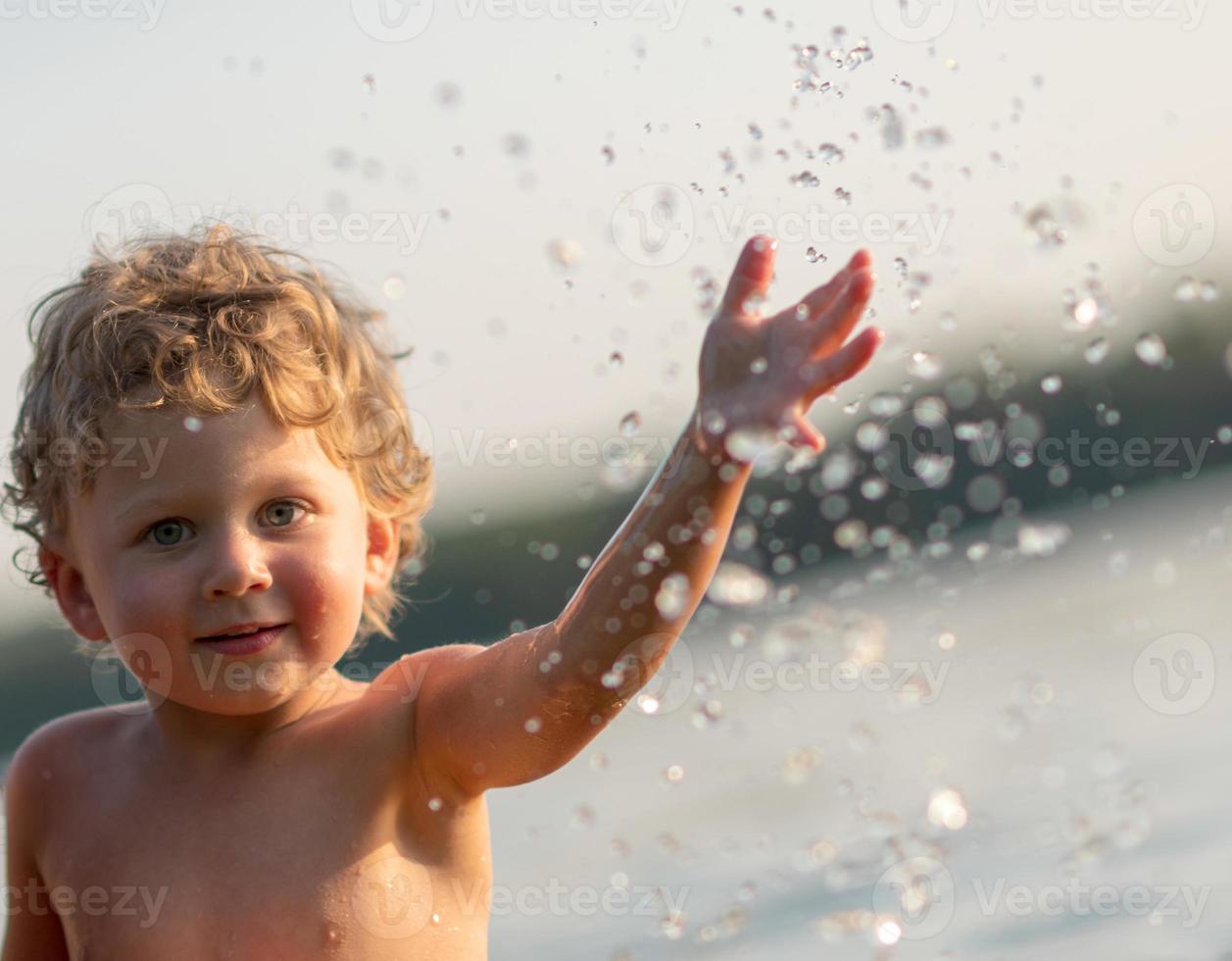 hermoso, nene, con, niño, cara, posar, fotógrafo foto