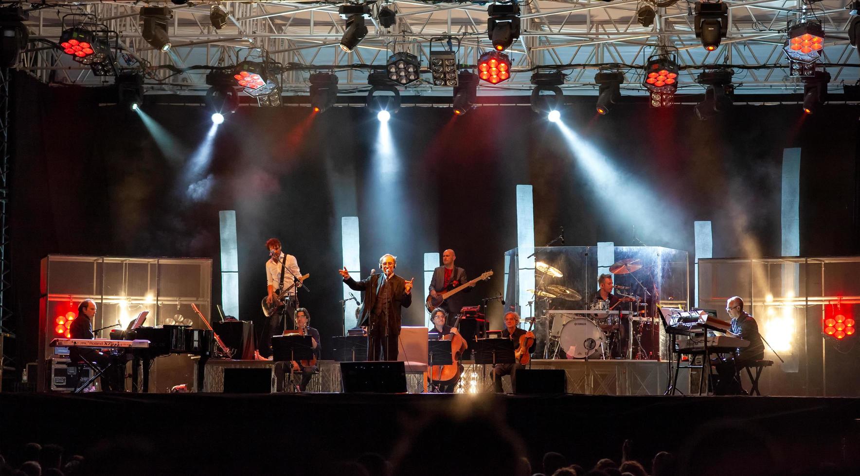 monza, italia, 2021 - concierto de rock en vivo de franco battiato foto