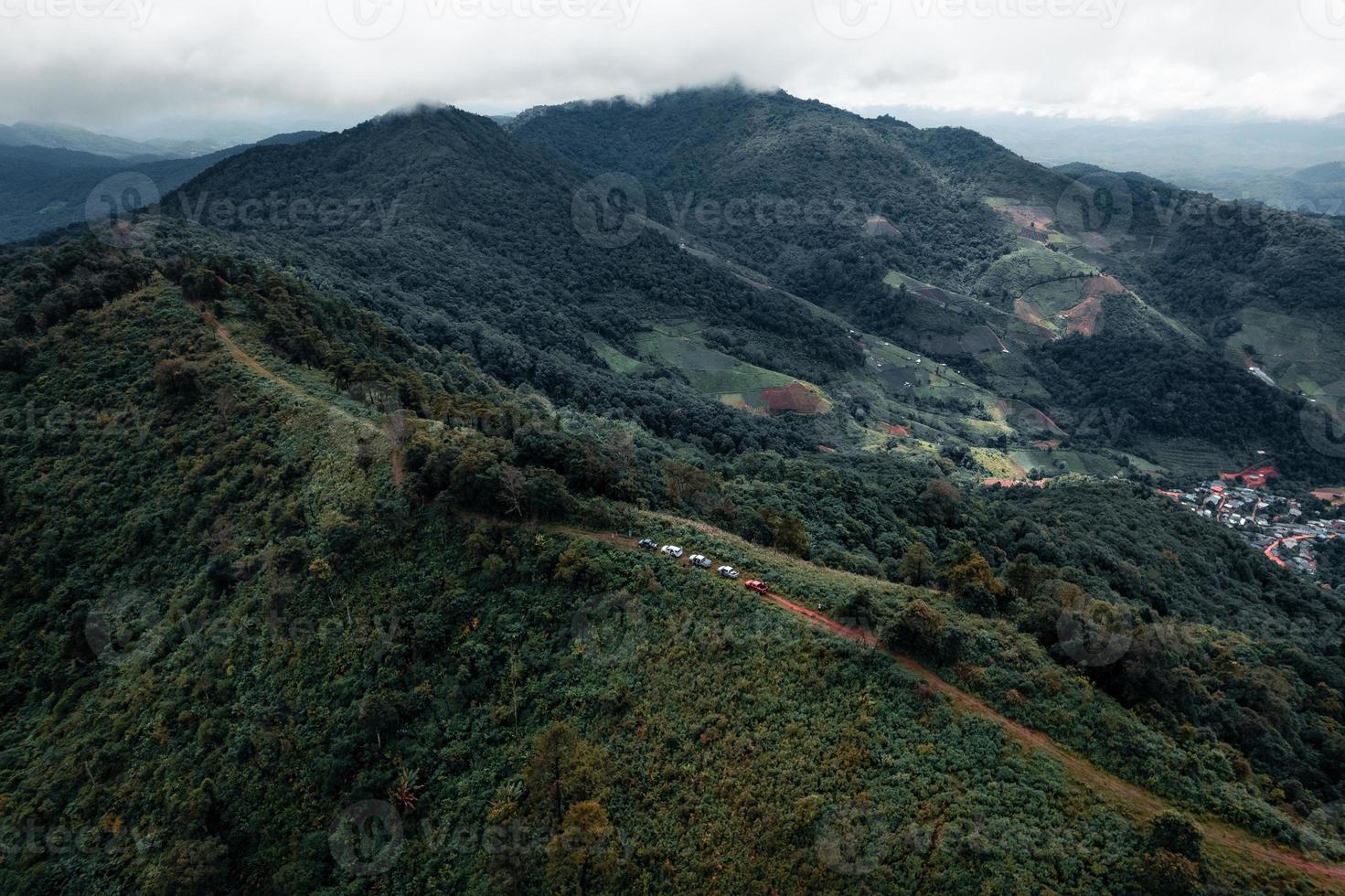 montañas y árboles verdes durante el día. foto