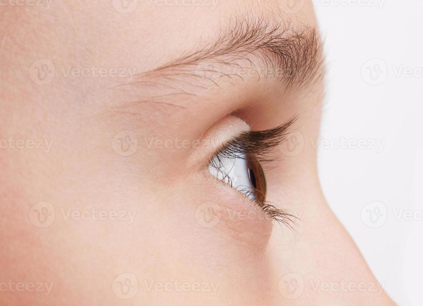 rostro del niño de perfil con ojos y nariz foto