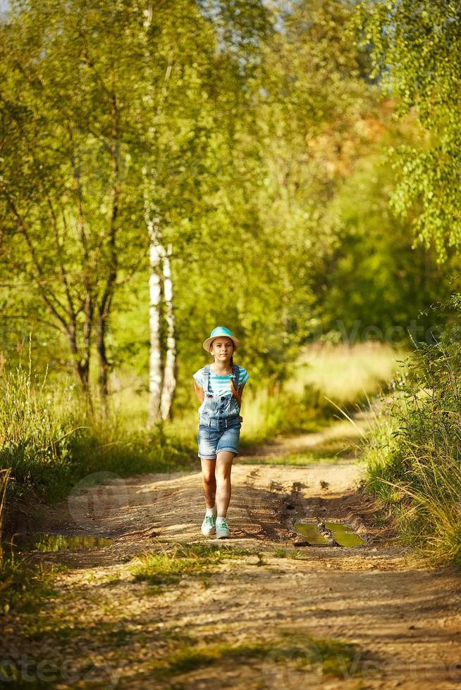 niña camina por el bosque de abedules foto