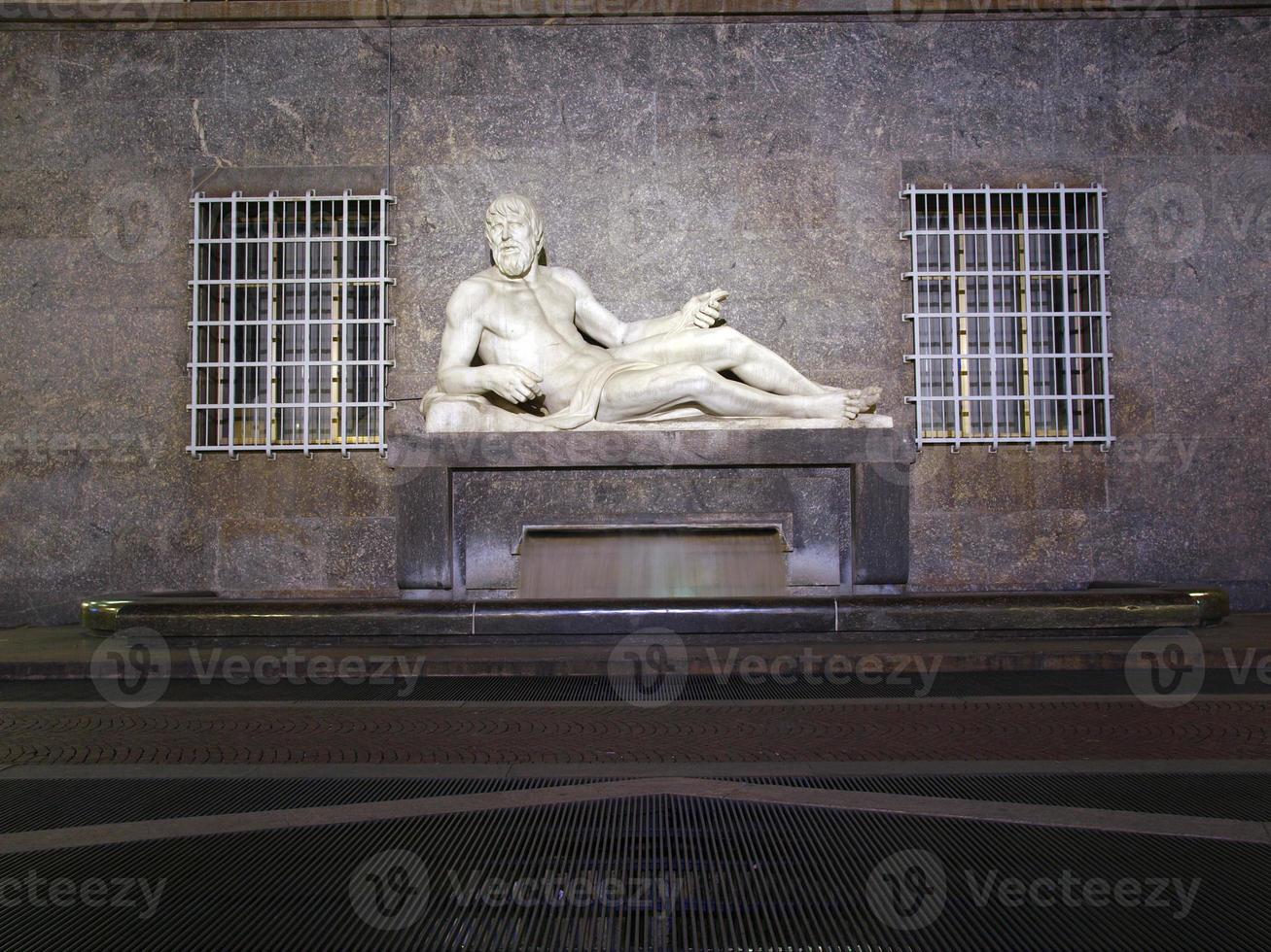 Estatua del río Po en Turín, Italia en la noche foto