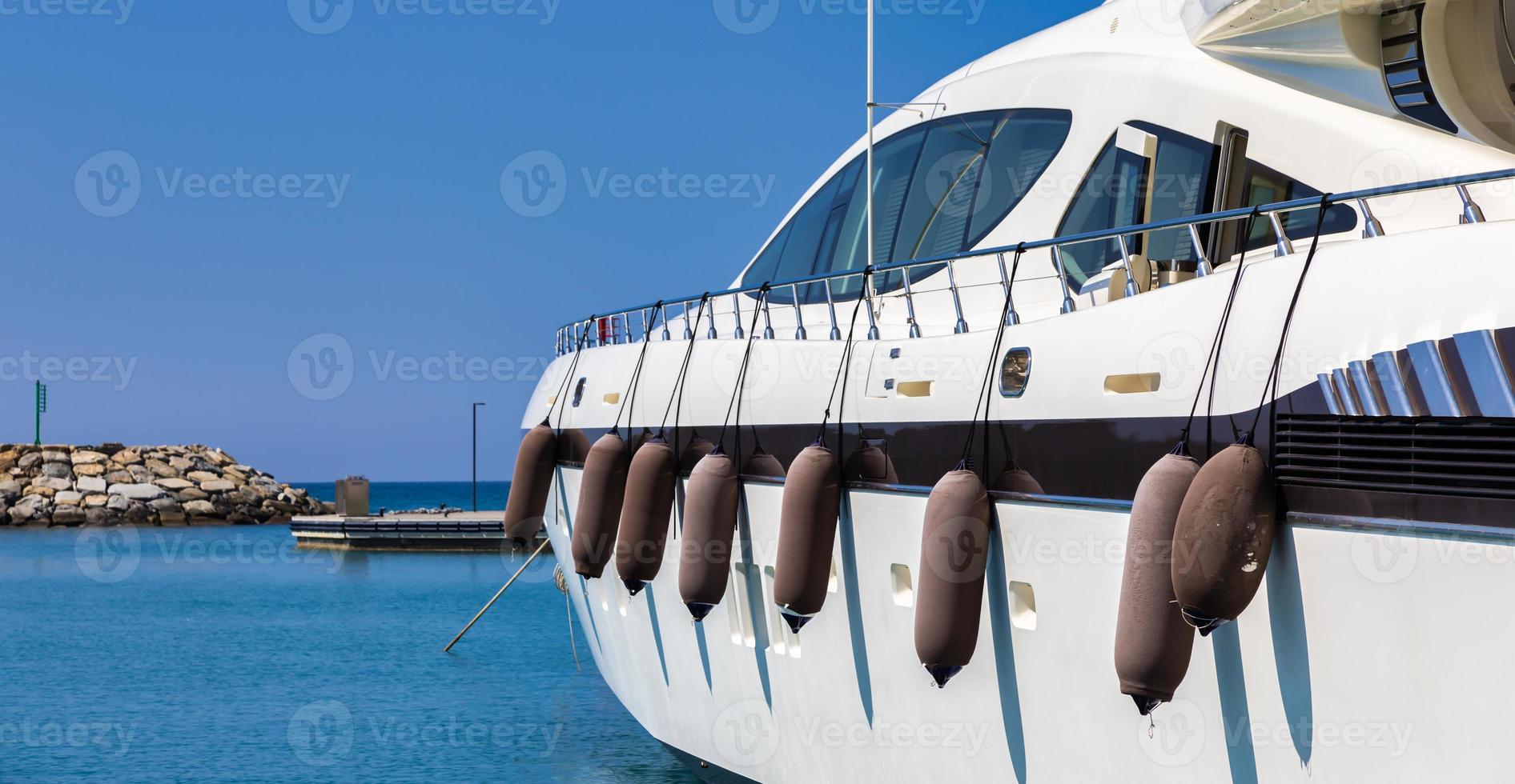 yate en cala del forte - ventimiglia. el nuevo puerto deportivo del principado de mónaco foto