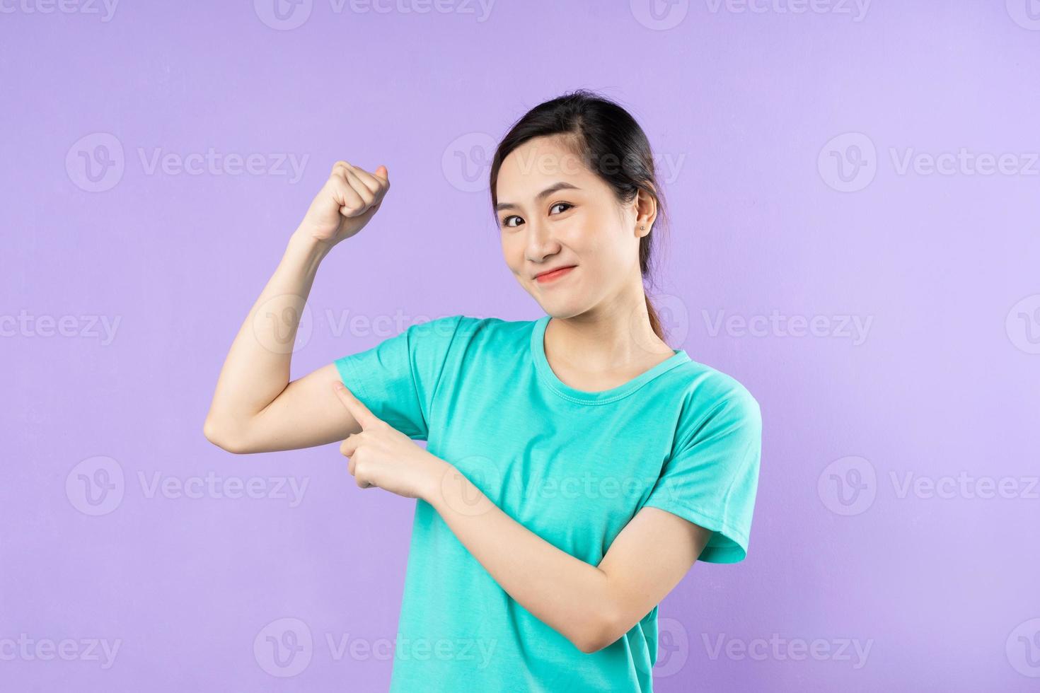 hermoso retrato de mujer asiática, aislado sobre fondo púrpura foto