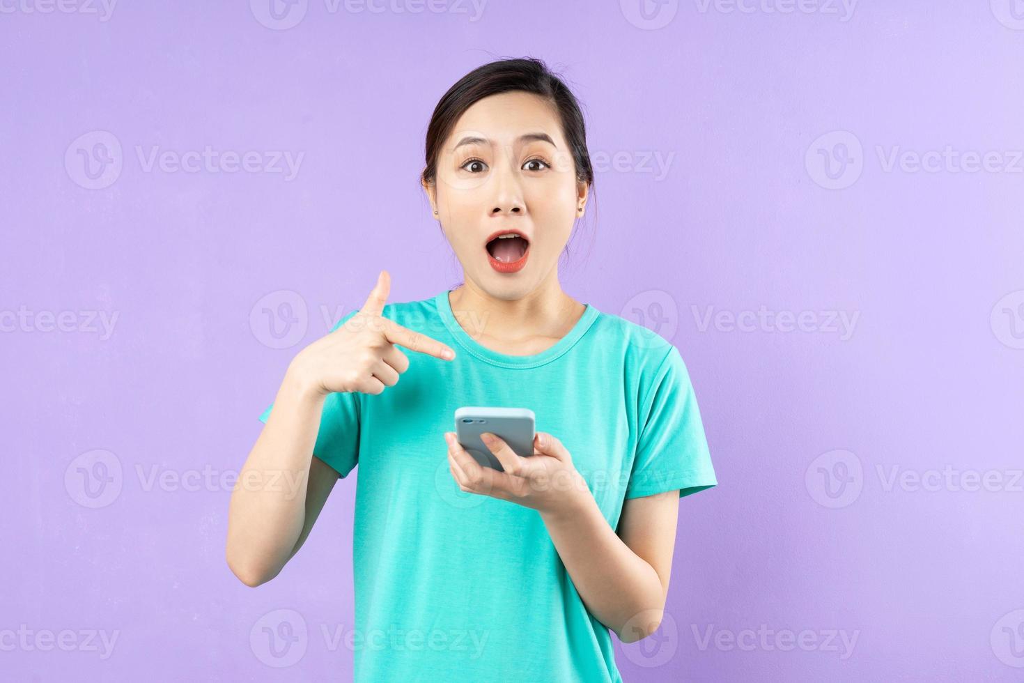 hermoso retrato de mujer asiática, aislado sobre fondo púrpura foto