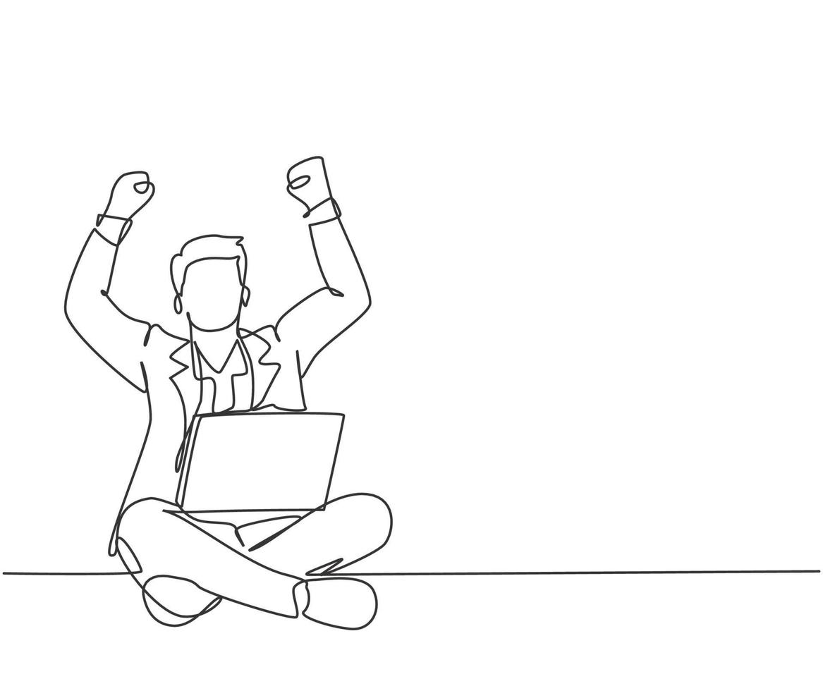un dibujo de una sola línea del joven gerente masculino feliz sentado en el piso y con el puño cerrado levantado en el aire mientras está en una computadora portátil. Concepto de negocio de éxito ilustración de vector de diseño de dibujo de línea continua