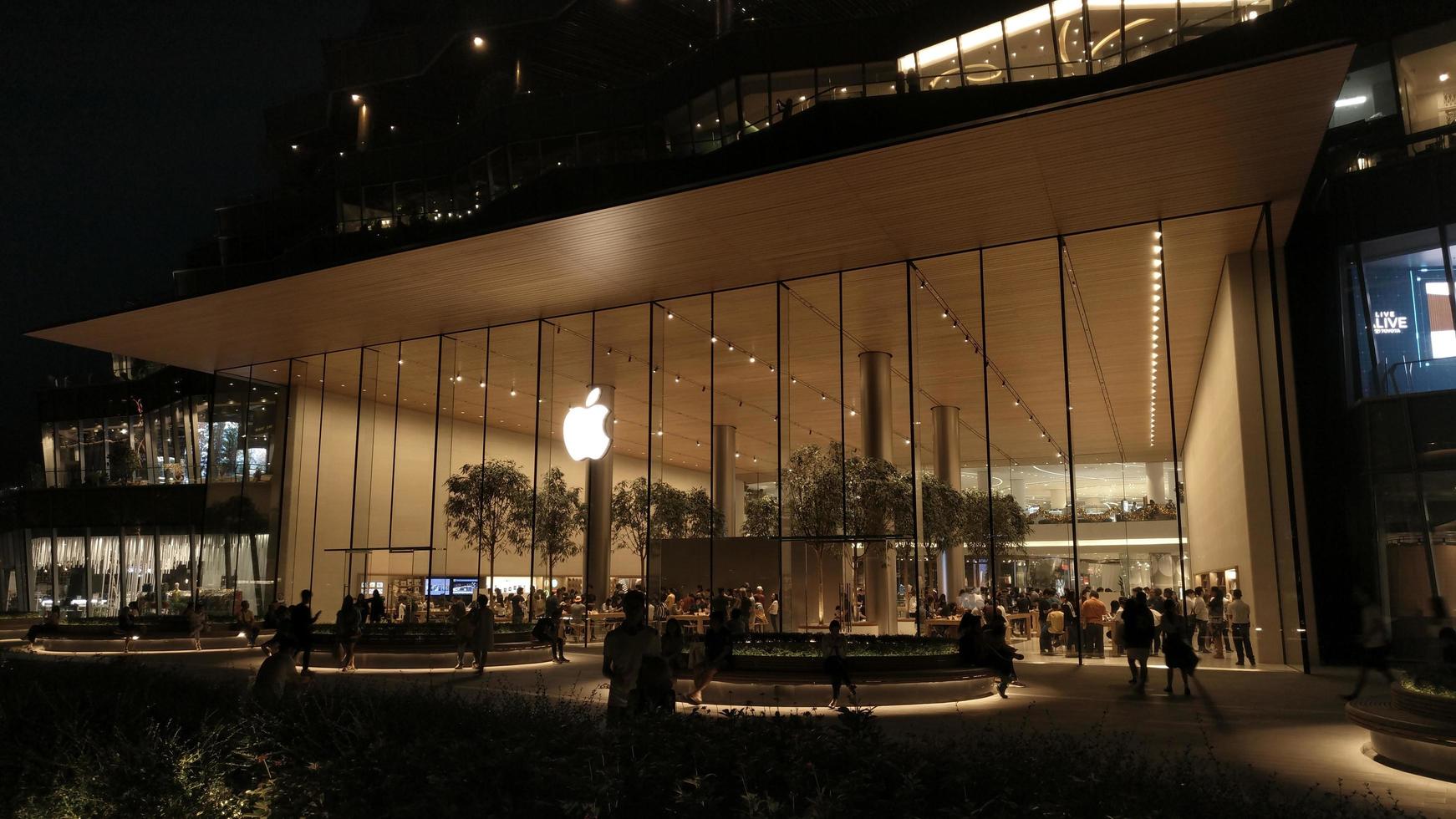 Bangkok, Tailandia - 28 de diciembre de 2018 Apple Store en Tailandia en el Icon Siam. muchos turistas vienen de visita. foto