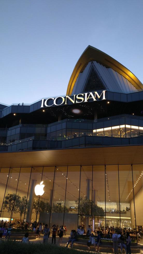 Bangkok, Tailandia - 28 de diciembre de 2018 Apple Store en Tailandia en el Icon Siam. muchos turistas vienen de visita. foto