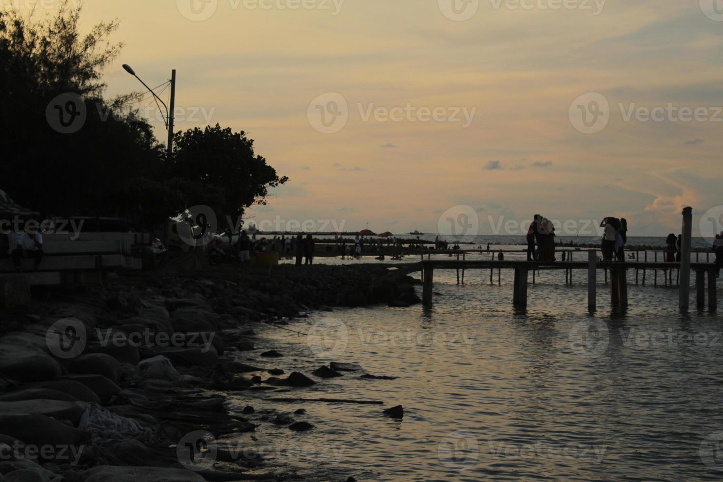 atardecer naranja en la playa foto