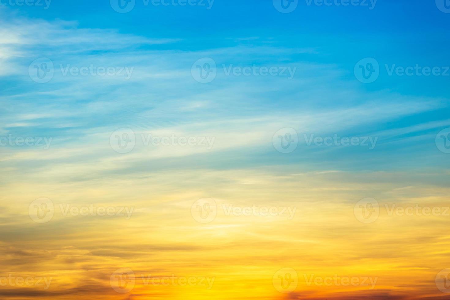 hermoso cielo nublado y la luz del sol backgroung foto