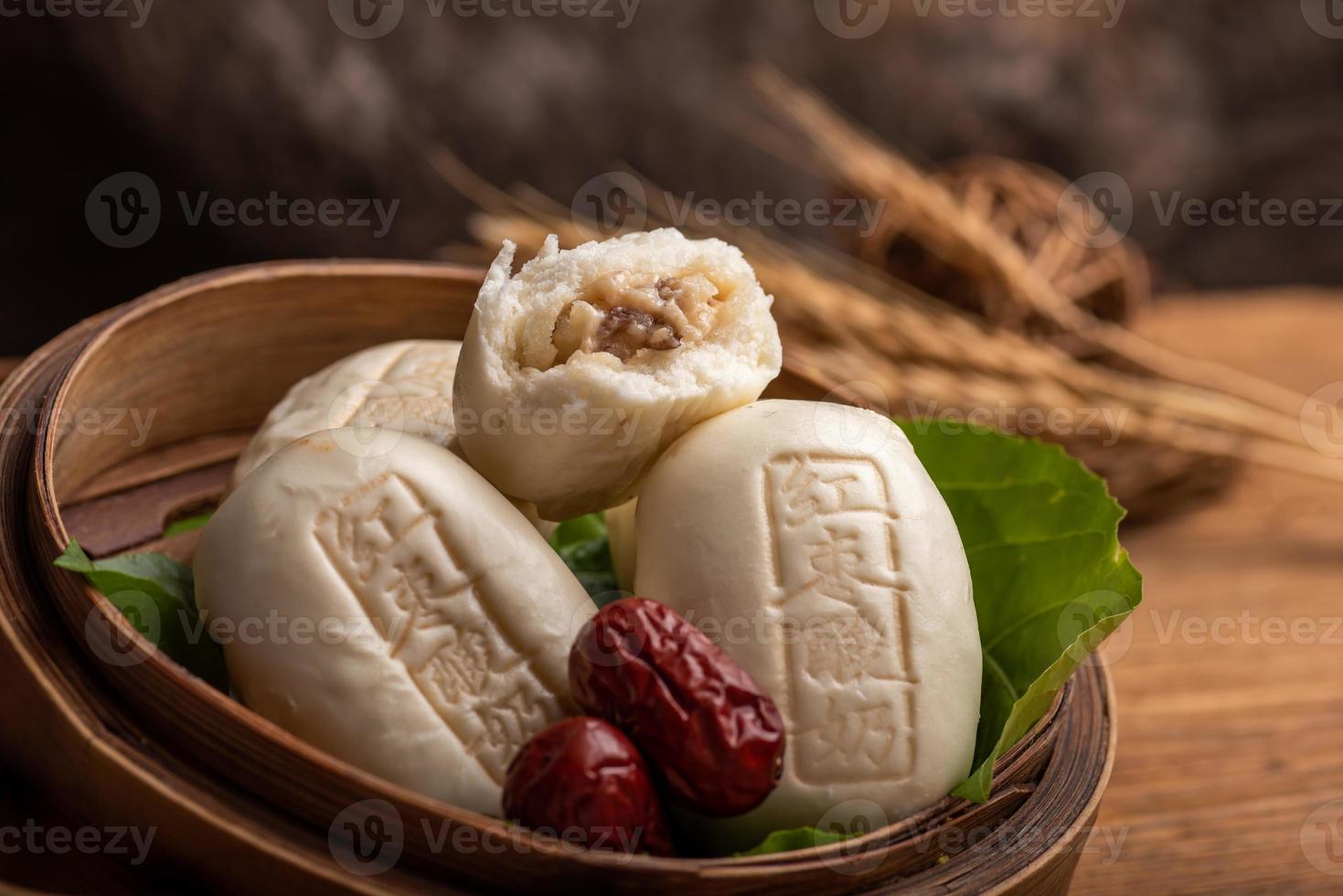 bollo relleno al vapor hecho de azufaifo, yogur y harina, con bollo de yogur azufaifo impreso en la superficie foto