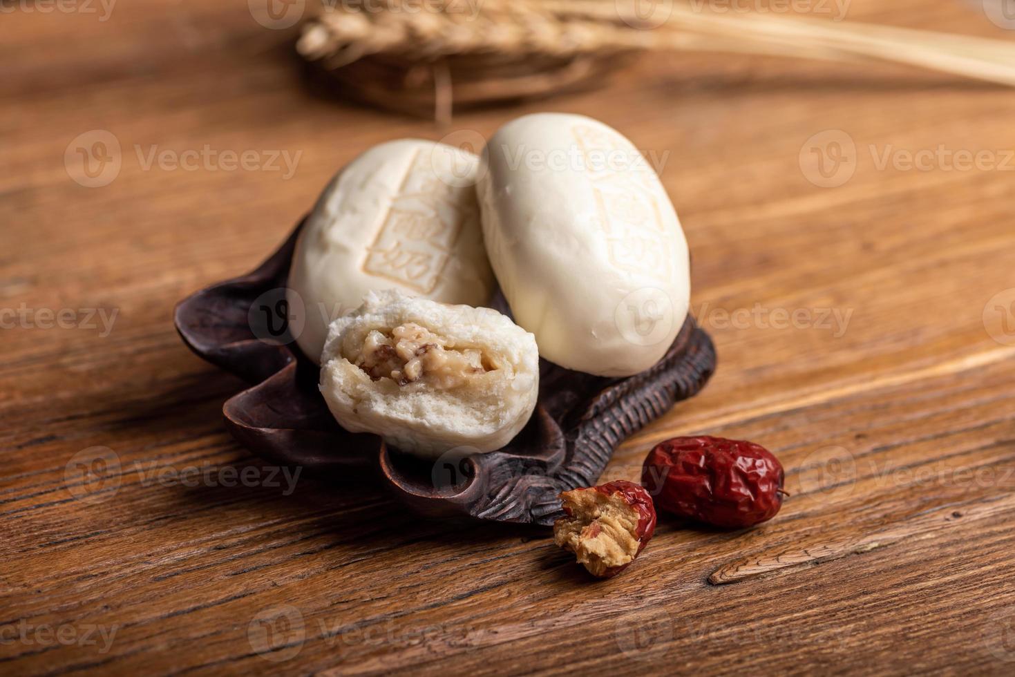 bollo relleno al vapor hecho de azufaifo, yogur y harina, con bollo de yogur azufaifo impreso en la superficie foto