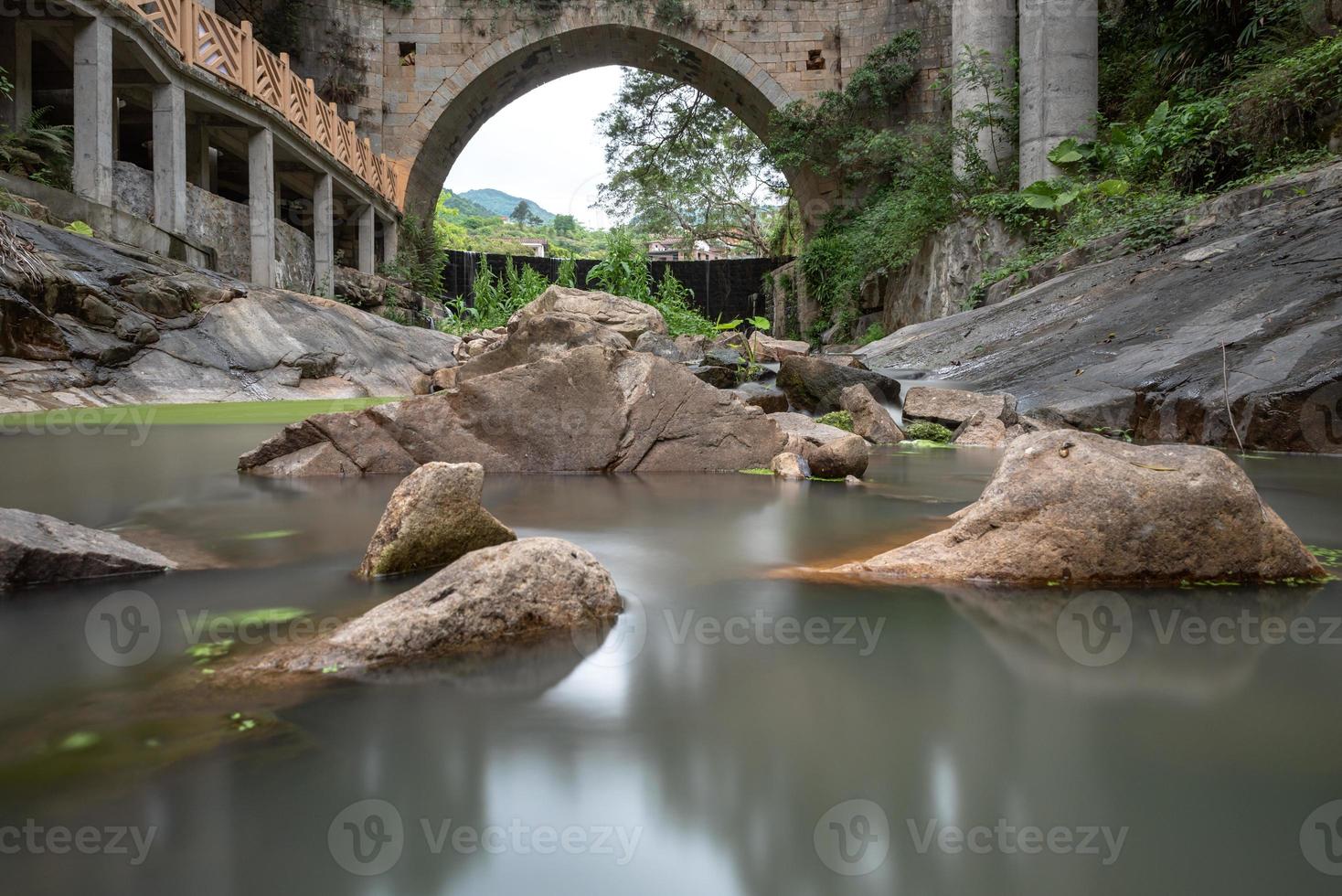 ríos y puentes en pueblos de montaña foto