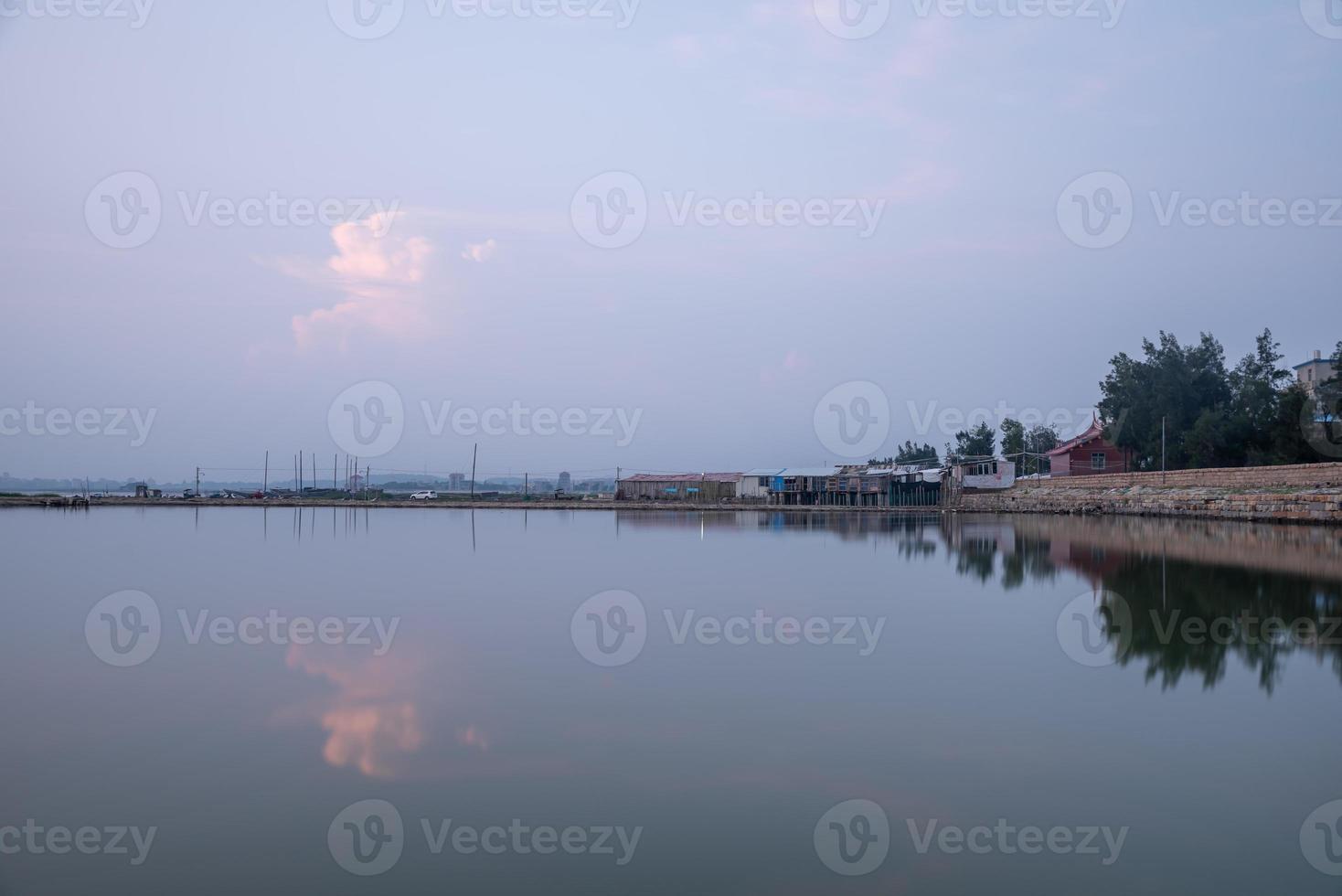 el lago de la tarde reflejaba las montañas y el cielo a ambos lados foto