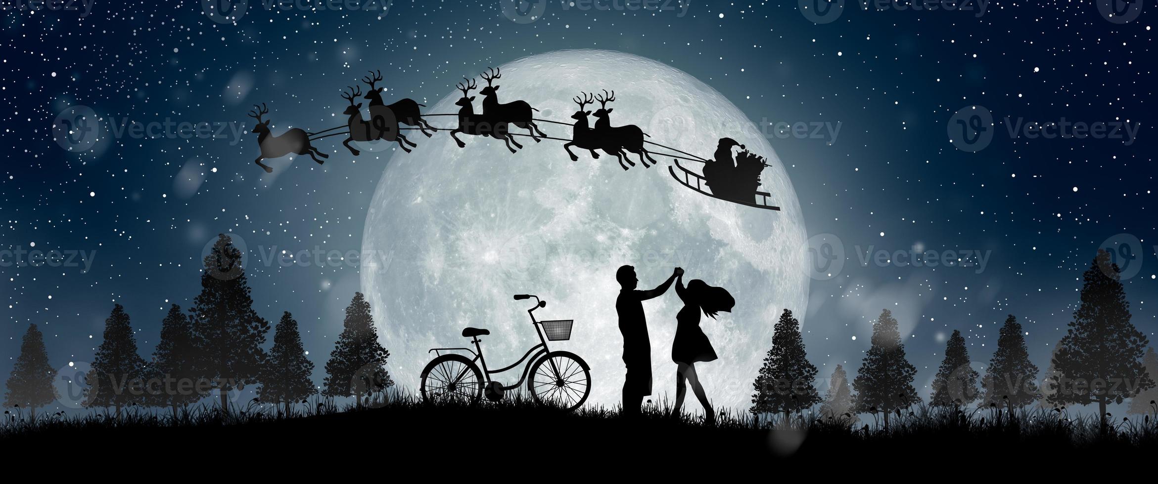 silueta de santa claus en la noche de navidad con pareja bailando bajo la luna llena. foto