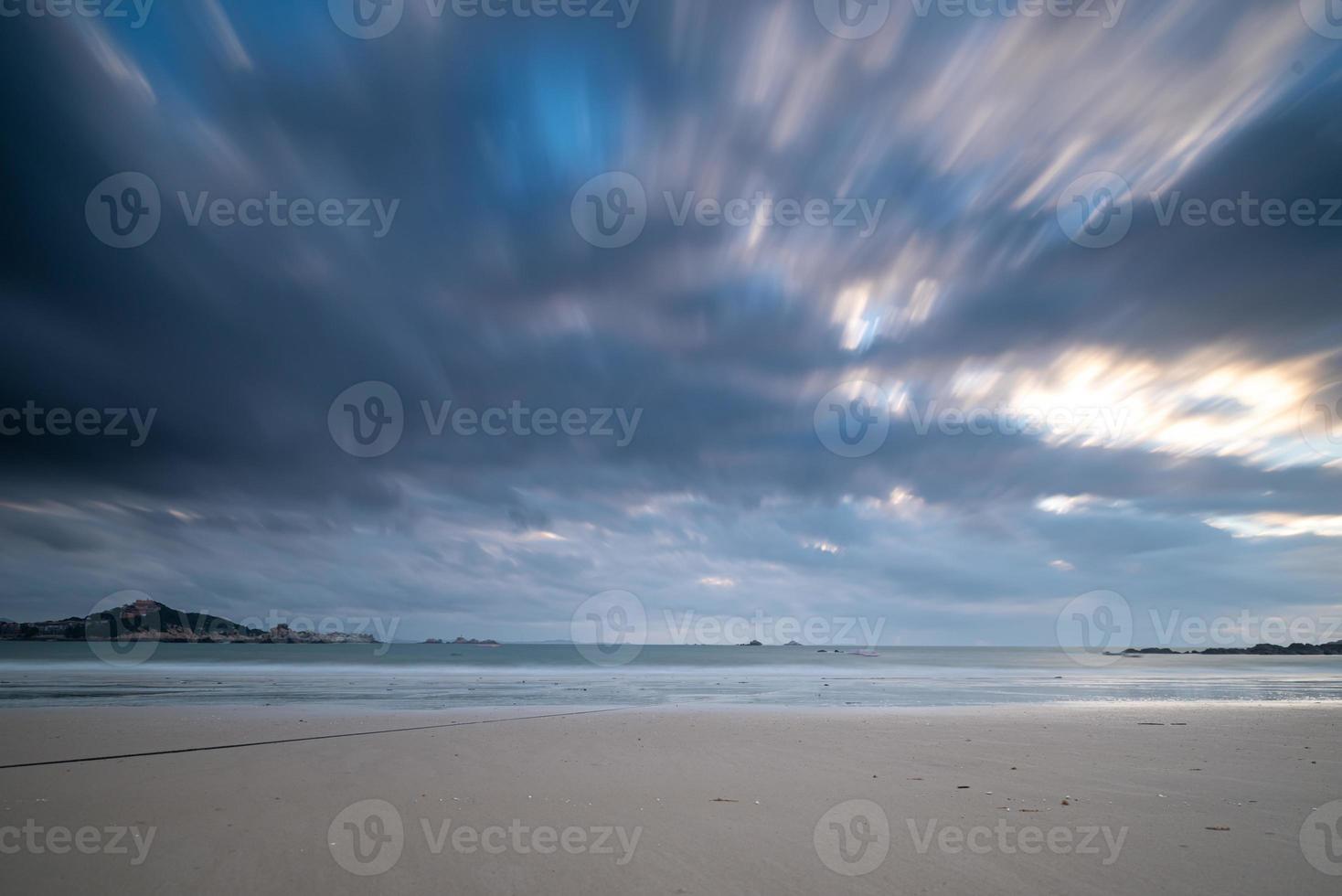 playa y cielo en fotografía de puerta lenta foto