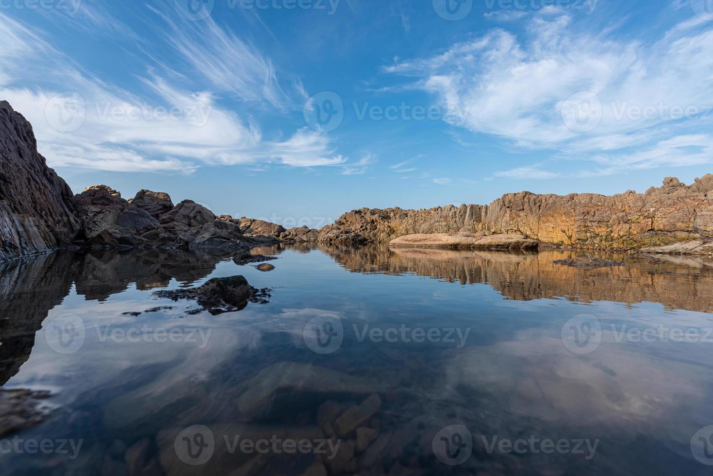 agua de mar y arrecifes junto al mar bajo el cielo azul foto