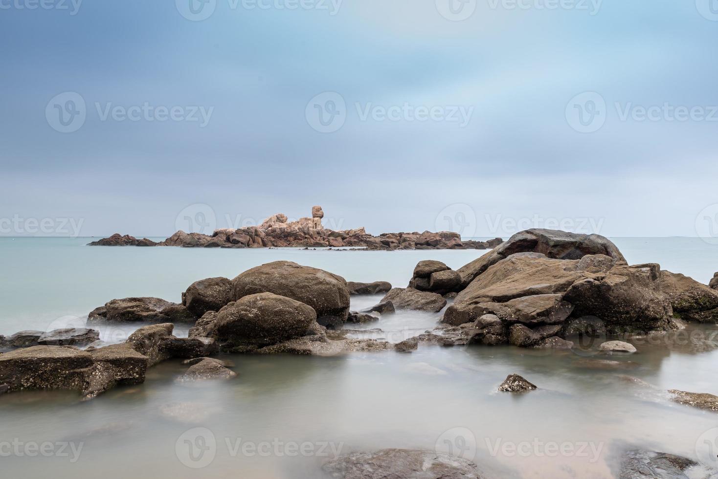 mañana nublada, agua de mar, arrecifes e islas foto