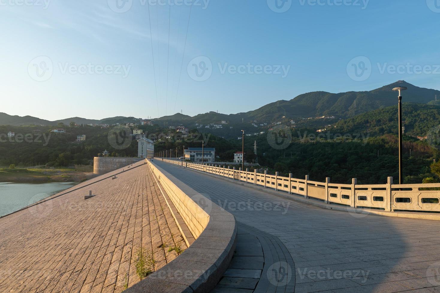 caminos pavimentados de piedra se extienden lejos foto