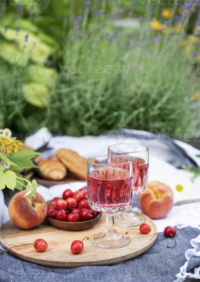 Establecer para picnic en una manta en campo lavanda foto