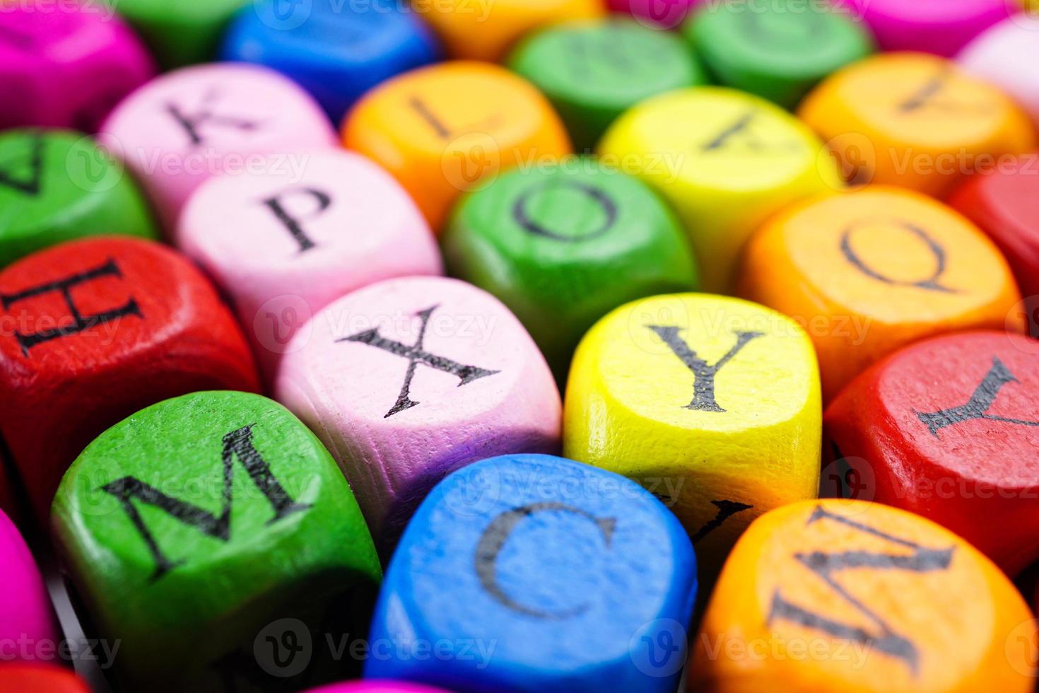 Alfabeto inglés de madera de colores para el aprendizaje escolar de la educación. foto