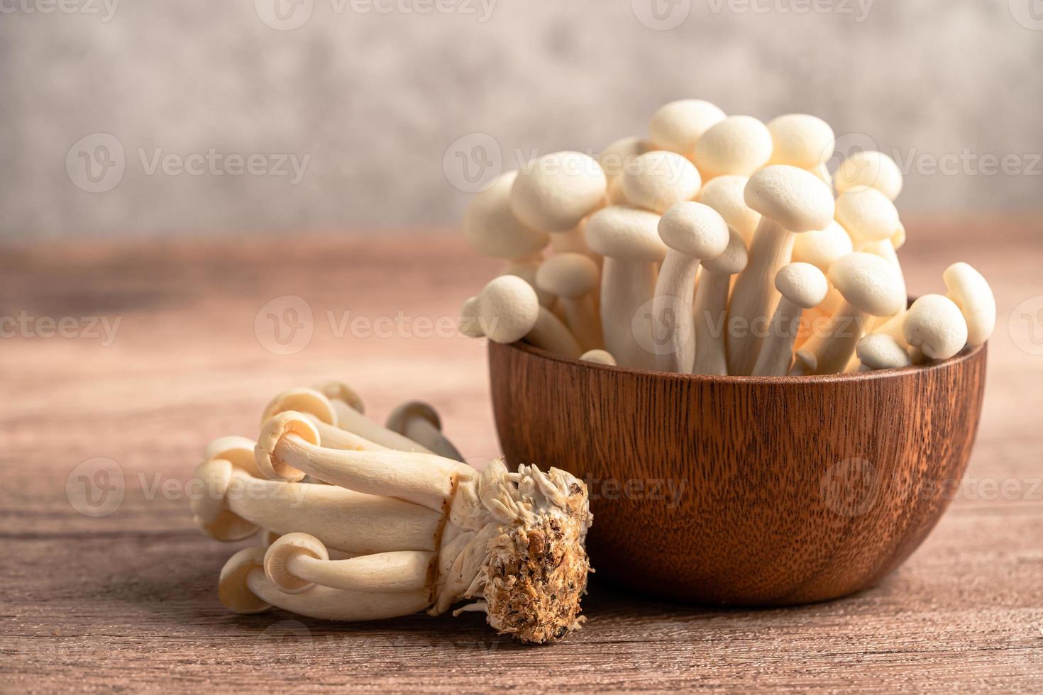 shimeji, setas bunapi blancas frescas de asia en un tazón de madera. foto