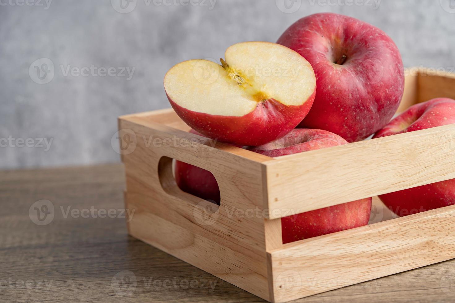 manzana y media fruta en caja de madera con espacio de copia. foto