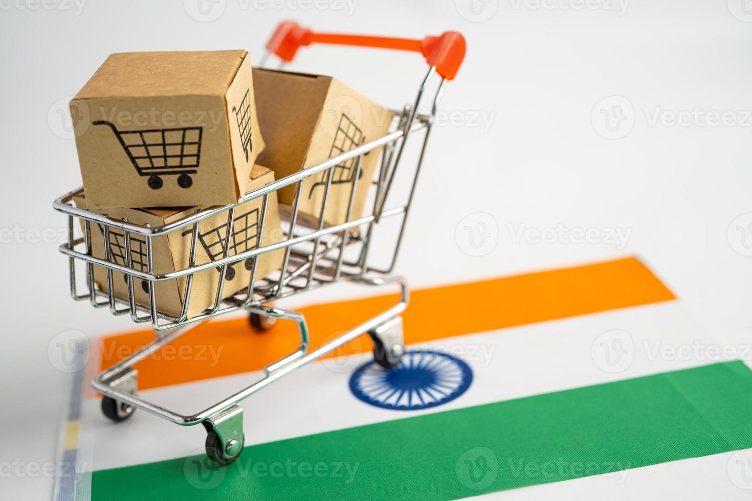 caja con el logotipo del carrito de compras y la bandera de la india, importación, exportación, compras en línea o comercio electrónico, servicio de entrega de finanzas, tienda, envío de productos, comercio, concepto de proveedor. foto