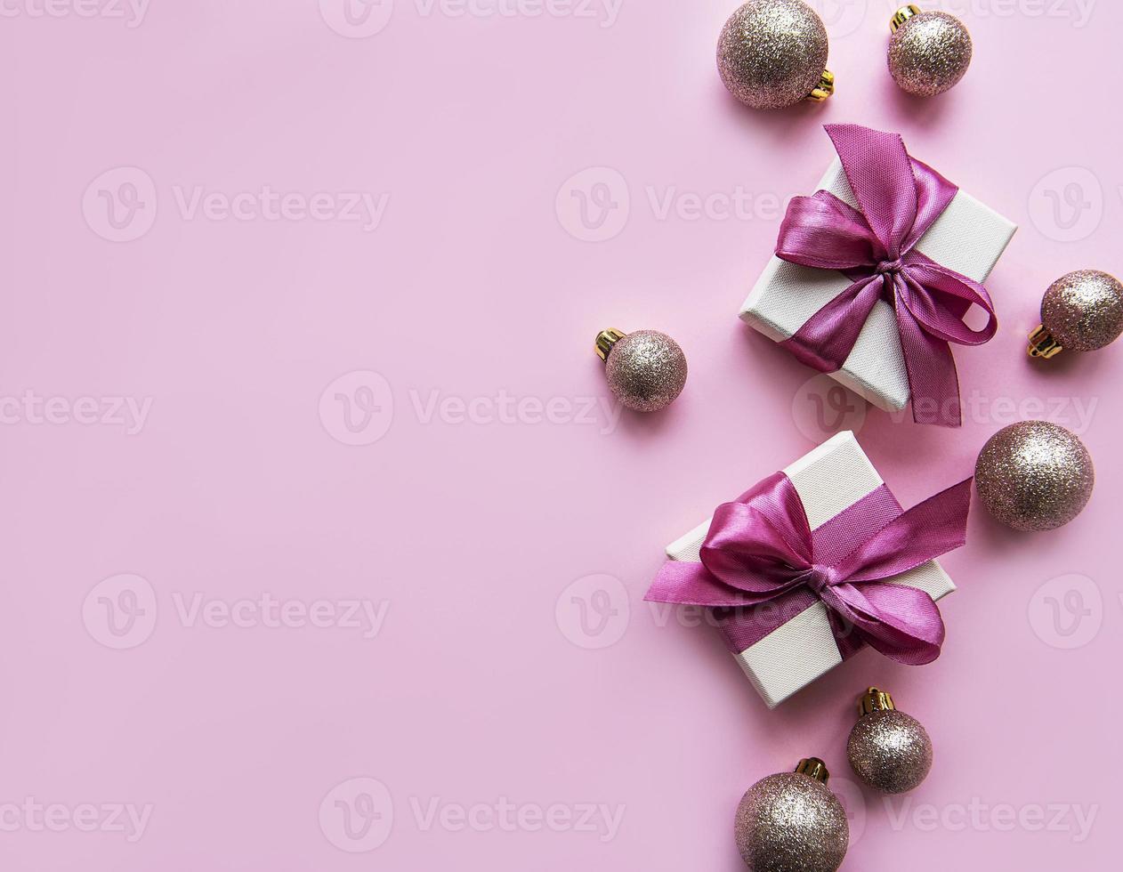 regalos de navidad, adornos de color rosa sobre fondo rosa pastel. foto
