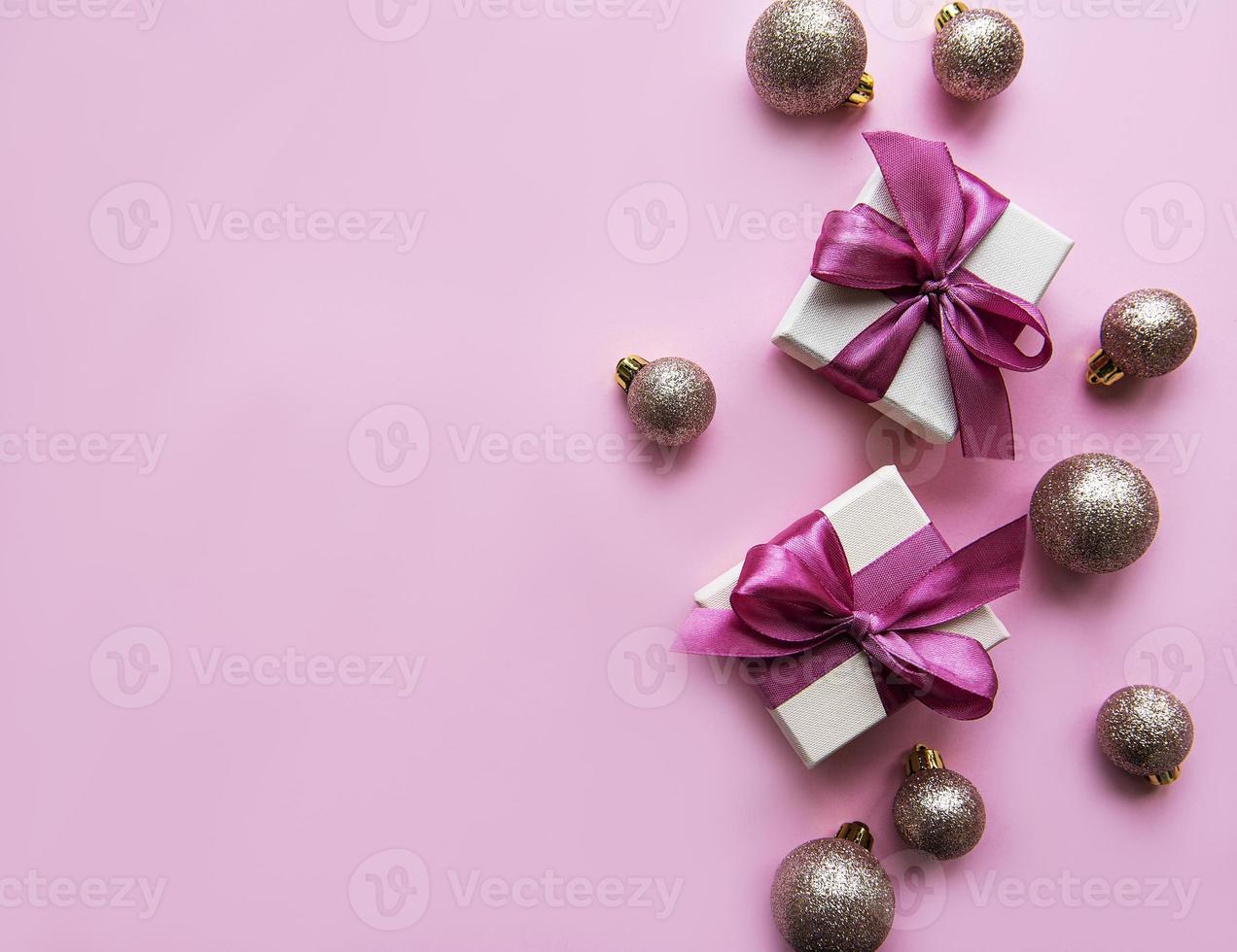 regalos de navidad, adornos de color rosa sobre fondo rosa pastel. foto