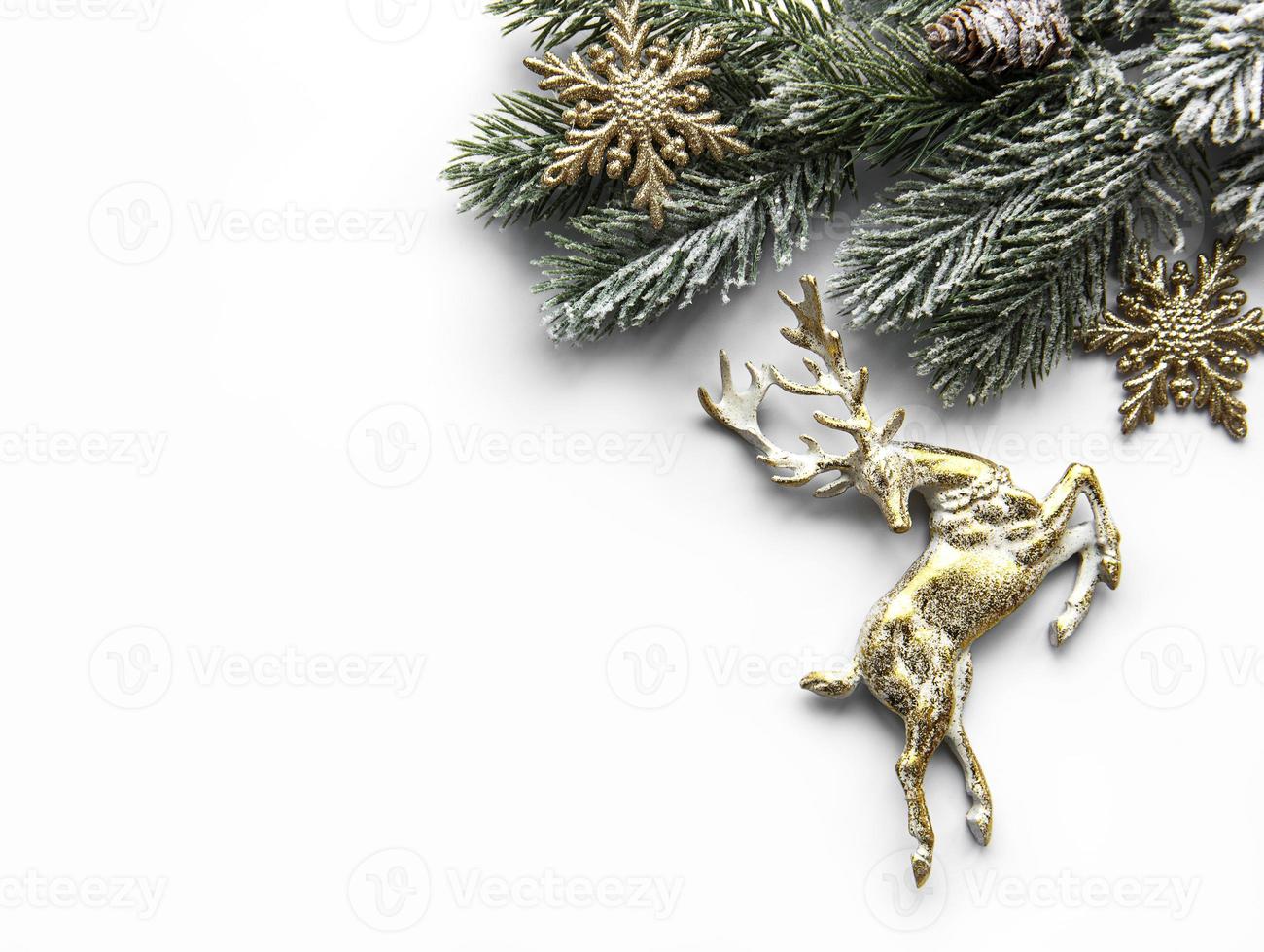 composición navideña con ciervos, copos de nieve y ramas de abeto. foto