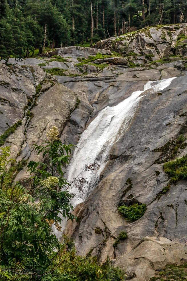 cascada del valle de kumrat hermoso paisaje vista de las montañas foto