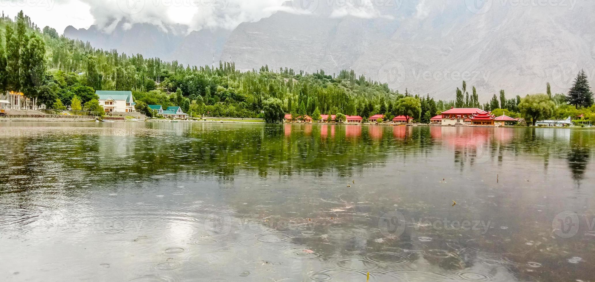 lago shangrila y centros turísticos foto