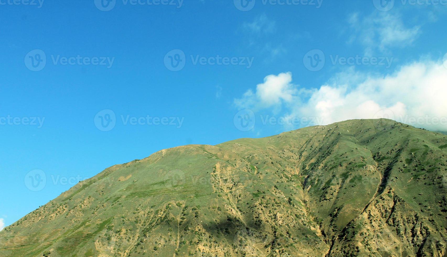 hermoso paisaje vista a las montañas foto