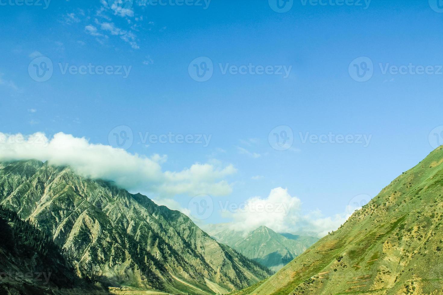 hermoso paisaje vista a las montañas foto