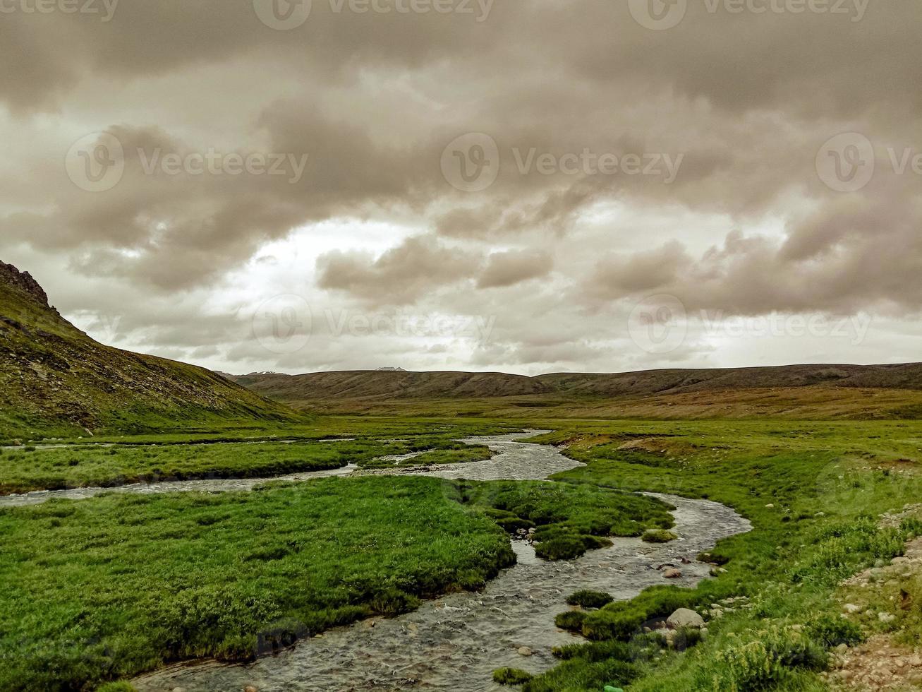 parque nacional deosai río y cielo nublado foto